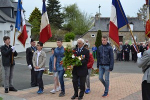 Dépôt de gerbe par le président de l'Ufac
