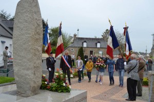 Dépôt de gerbe par le maire